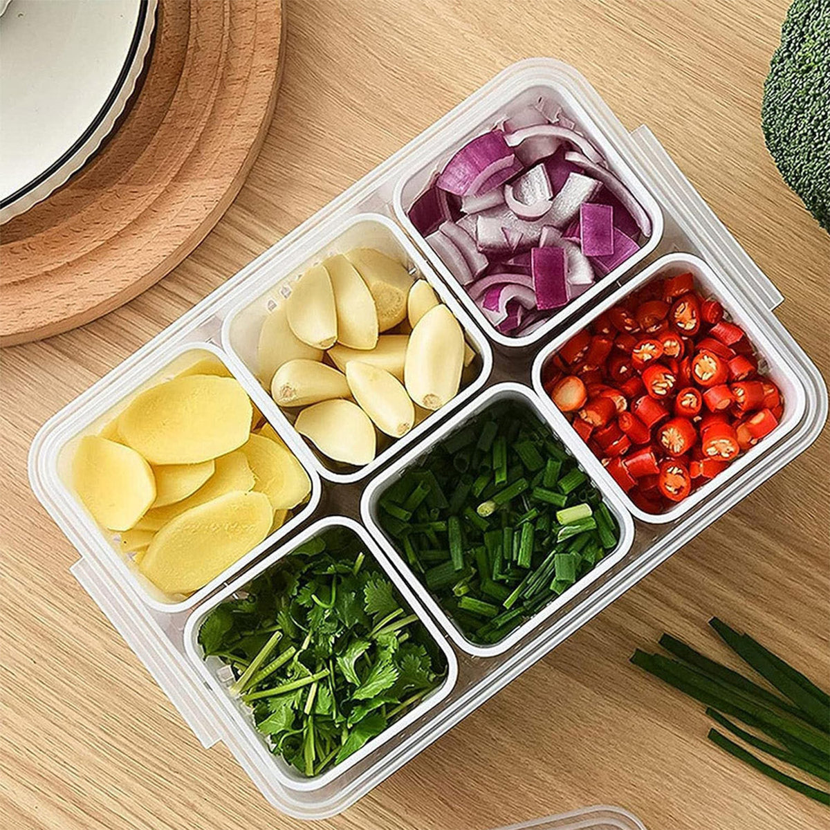 6-grid plastic fridge storage box with removable drain tray for organising food in the refrigerator