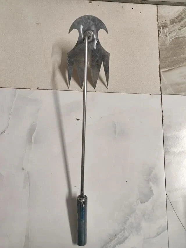 Manual garden weeding tool with ergonomic grip handle